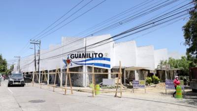 La empresa constructora cerró los alrededores por la reconstrucción del mercado Guamilito. Fotos: Melvin Cubas.