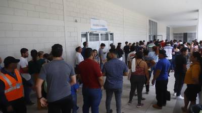 Un promedio de 850 personas están siendo atendidas en la oficina de pasaportes de San Pedro Sula.