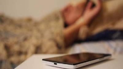 El teléfono celular resulta uno de los peores compañeros para dormir, sugieren los estudios.
