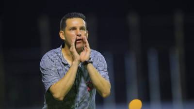 El técnico Javier Delgado vivió con intensidad el clásico contra Olimpia.