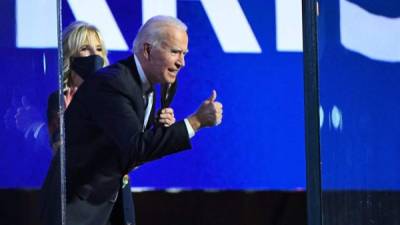 Acompañado de su esposa, Jill, Biden llegó en un avión privado al aeropuerto que usan los presidentes de Estados Unidos cuando entran o salen de Washington. Foto EFE