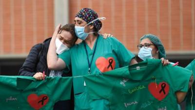 Trabajadores del Hospital Severo Ochoa de Leganés (Madrid) rinden homenaje a un compañero fallecido con coronavirus. Foto: AFP