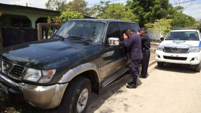 Las autoridades en el momento de la inspección del vehículo abandonado.