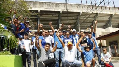 Desde antes de mediodía los aficionados empezaron a llegar al estadio Morazán en el centro de San Pedro Sula.