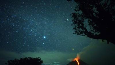 Indonesia. La bella natura. El volcán Moung Sinabung arroja lava que ilumina el cielo nocturno de Karo, en el norte de Sumatra.