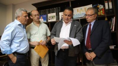 Augusto Montanari y José Manuel Gutiérrez, representantes de Sulambiente, luego de la reunión con el alcalde Armando Calidonio. Foto: Yoseph Amaya