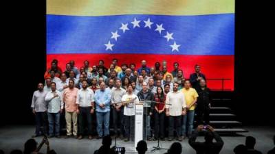 El primer vicepresidente del Parlamento Freddy Guevara (c) junto al presidente del Parlamento Julio Borges (c-d) cantan el Himno Nacional antes de una rueda de prensa hoy, lunes 17 de julio de 2017, en Caracas (Venezuela). EFE