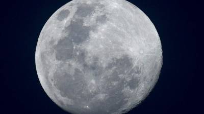 Se le dice ‘Luna de nieve’ porque se produce en temporada de grandes nevadas en el hemisferio norte. (Foto Mohd RASFAN / AFP)