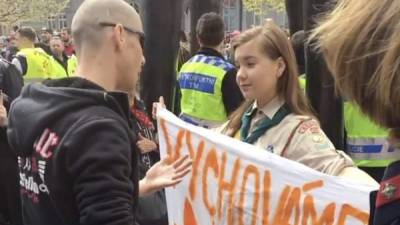 El hombre trataba de discutir con la jovencita que se mantuvo firme hasta el final de la manifestación.