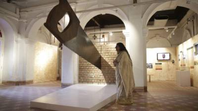 Una dama observa una instalación que simboliza la partición de India y Pakistán en el Museo de Amritsar.