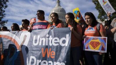 “Estamos aquí para quedarnos”, fue el lema de una pequeña manifestación de ‘dreamers’ en el Capitolio.