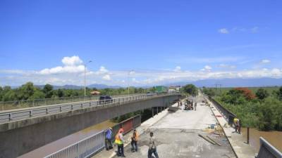 Los empleados avanzan con la obra con medidas de bioseguridad. FOTOS: Melvin Cubas.