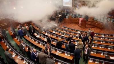 La oposición ultranacionalista de Kosovo lanzó gas lacrimógeno durante una sesión del Parlamento en Pristina. EFE