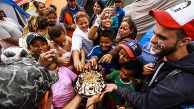 Un migrantes celebra su cumpleaños con el resto de los integrantes de la caravana que esperan cruzar a EEUU./EFE.