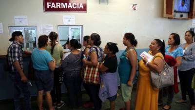 Pacientes fueron atendidos por los empleados por contrato del hospital.