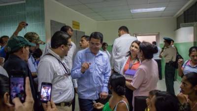 El presidente Juan Orlando Hernández ha visitado los hospitales a fin de supervisar la atención que se les da a los pacientes.