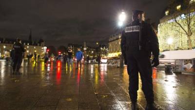 Las autoridades francesas han reforzado la seguridad en los aeropuertos tras los atentados en París.