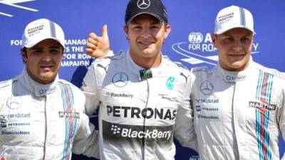 Nico Rosberg (c) de Mercedes junto al segundo lugar, Valtteri Bottas (d) y en tercer lugar Felipe Massa (i).