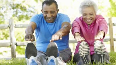 El ejercicio diario ayuda a mejorar el equilibrio del adulto mayor.