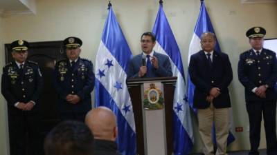 El presidente Hernández junto a la nueva cúpula policial y el ministro de Seguridad, Julián Pacheco.