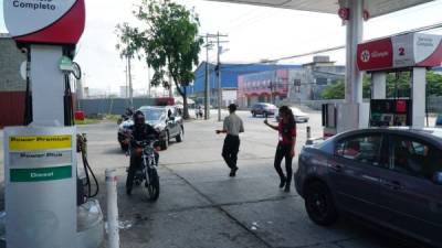 Una empleada en la salida vieja a La Lima advierte a conductores que no hay combustible.