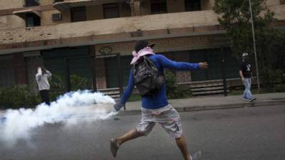Manifestantes opositores se enfrenta a agentes de la Guardia Nacional Bolivariana en rechazo a las elecciones de la Asamblea Nacional Constituyente este 30 de julio de 2017, en la Plaza Altamira de Caracas (Venezuela). EFE