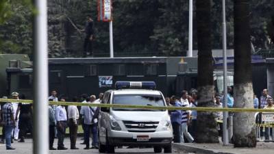 La policia egipcia custodia la zona donde explotó la bomba en la Universidad del Cairo.