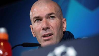 El entrenador del Real Madrid, Zinedine Zidane, poco antes de la rueda de prensa que ofreció tras el entrenamiento del conjunto blanco en la Ciudad Deportiva del Real Madrid en Valdebebas (Madrid), previo al partido de ida de octavos de final de la Liga de Campeones que disputa mañana frente al Manchester City en el Estadio Santiago Bernabéu. EFE/Rodrigo Jiménez