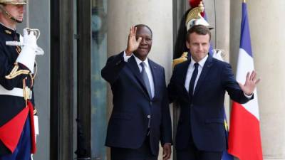 La primera vuelta de las legislativas encuentra a Emmanuel Macron atendiendo la visita de Alssane Outtawara, presidente de Costa de Marfil, con quien aparece en la foto.