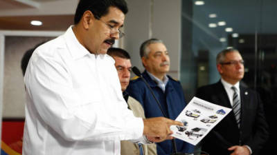 Fotografía cedida por prensa de Miraflores que muestra al presidente Nicolás Maduro durante una alocución de televisión hoy, martes 3 de diciembre de 2013, en Caracas (Venezuela).