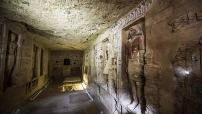 El Gobierno de Egipto desveló la existencia de una tumba de 4,400 años de antigüedad en buen estado de conservación y con una pigmentación de vivos colores, que pertenecía a un sacerdote de la corte del faraón Nefer-Ir-Ka-Re, de la V dinastía.