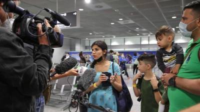 Refugiados afganos a su llegada al aeropuerto de Berlín tras ser evacuados de Kabul por el Ejército de Alemania./AFP.