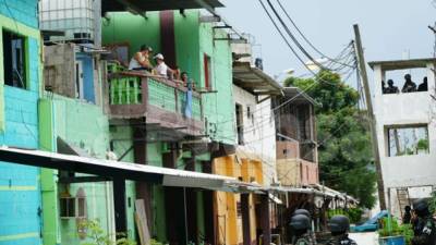 Reos paisas salieron a los balcones de estas celdas a curiosear cuando periodistas recorrían las áreas desocupadas del Centro Penal de San Pedro Sula.