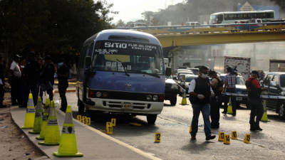 Acribillados a balazos murieron un motorista y un pasajero de un bus rapidito en el bulevar Comunidad Económica Europea.