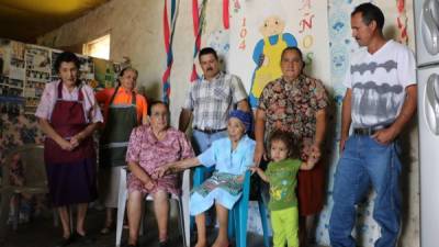 Hijas, nietos y tataranietos con doña Santos Portillo. Fotos: Mariela Tejada