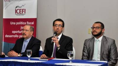 Los economistas Hugo Noé Pino, Jonathan Menkos y Willfredo Díaz , del Instituto Centroamericano de Estudios Fiscales (Icefi), exponen los principales retos de Honduras. EFE