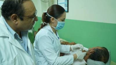 Cándido Mejía, especialista en Dermatología, brinda tratamiento a los pacientes en el hospital Mario Rivas.