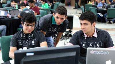 Jóvenes desarrollan su proyecto digital en el AngelHack San Pedro Sula.