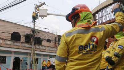 Cuadrillas de la EEH trabajan en reparaciones de líneas de distribución del sistema energético del país.