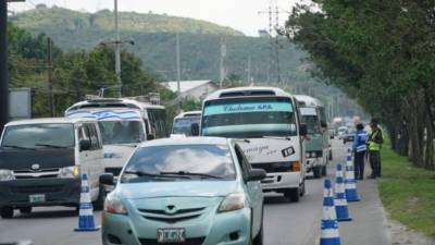 Es notoria la gran cantidad de vehículos saliendo de San Pedro Sula hacia otros puntos del país.
