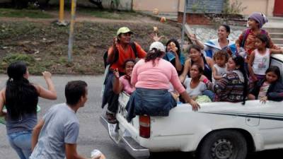 En la imagen, una familia de Teculután, Zacapa (Guatemala), arroja pan a los migrantes hondureños hoy miércoles 17 de octubre de 2018.EFE