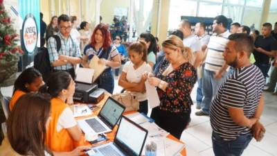 Cientos de personas han llegado a la feria de empleo en busca de una oportunidad de trabajo.