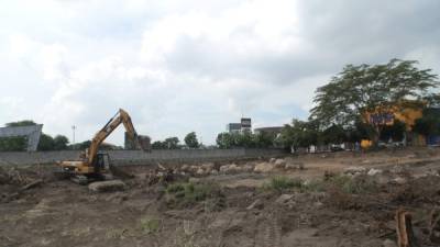 La maquinaria pesada ya realiza trabajos de excavación en el amplio terreno ubicado cerca del hospital Mario Rivas.