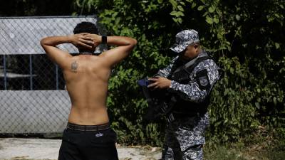 Un policía salvadoreño realiza una requisa en Soyapango (El Salvador), en una fotografía de archivo.