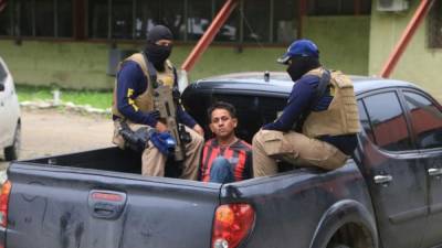 Marvin Enrique Perdomo Rivera (32) es llevado en una patrulla por agentes de la Fuerza Nacional Antiextorsión (FNA).