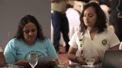 María Magdalena del Cid Torres (i) del Comité de Micro cuencas El Aguacate, junto a Andrea Padilla (d) representante de la Unidad Ecológica de El Salvador, durante un foro en Tegucigalpa. EFE