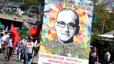 Salvadoreños marchan conmemorando el 37 aniversario de la muerte de Monseñor Romero.