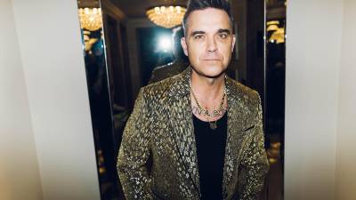 El cantante de pop rock, compositor y actor británico Robbie Williams de 48 años de edad.