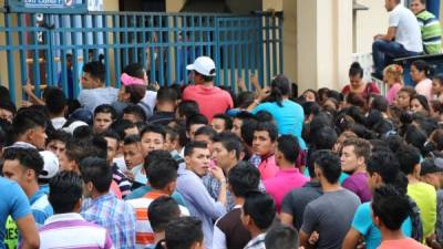 Los hondureños están urgidos de plazas de trabajo. Cientos de personas llegaron ayer a la Zip en El Progreso en busca de un empleo. Foto: Efraín Molina