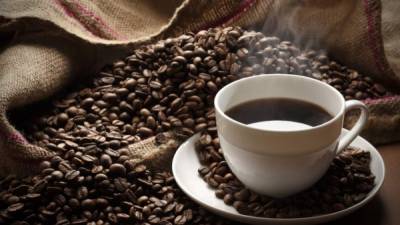 Al tomar café por la mañana, la cafeína va a hacer que se sienta mejor.
